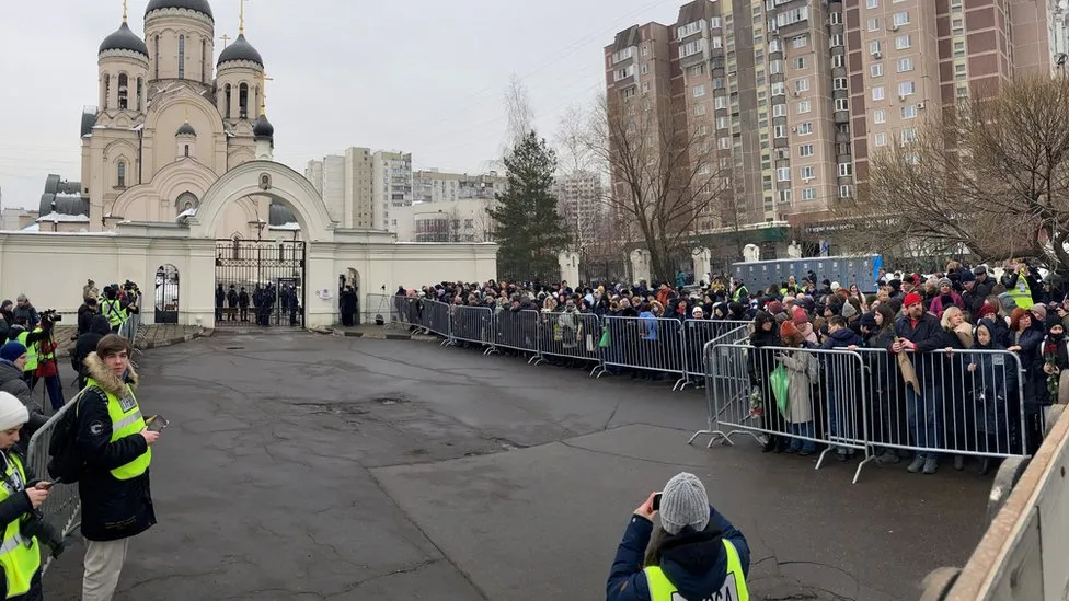 Fear Fails to Deter Crowds at Navalny Funeral